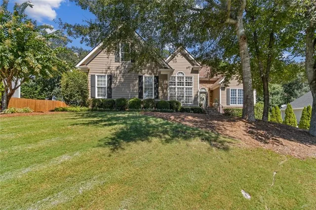 a view of a yard in front of house