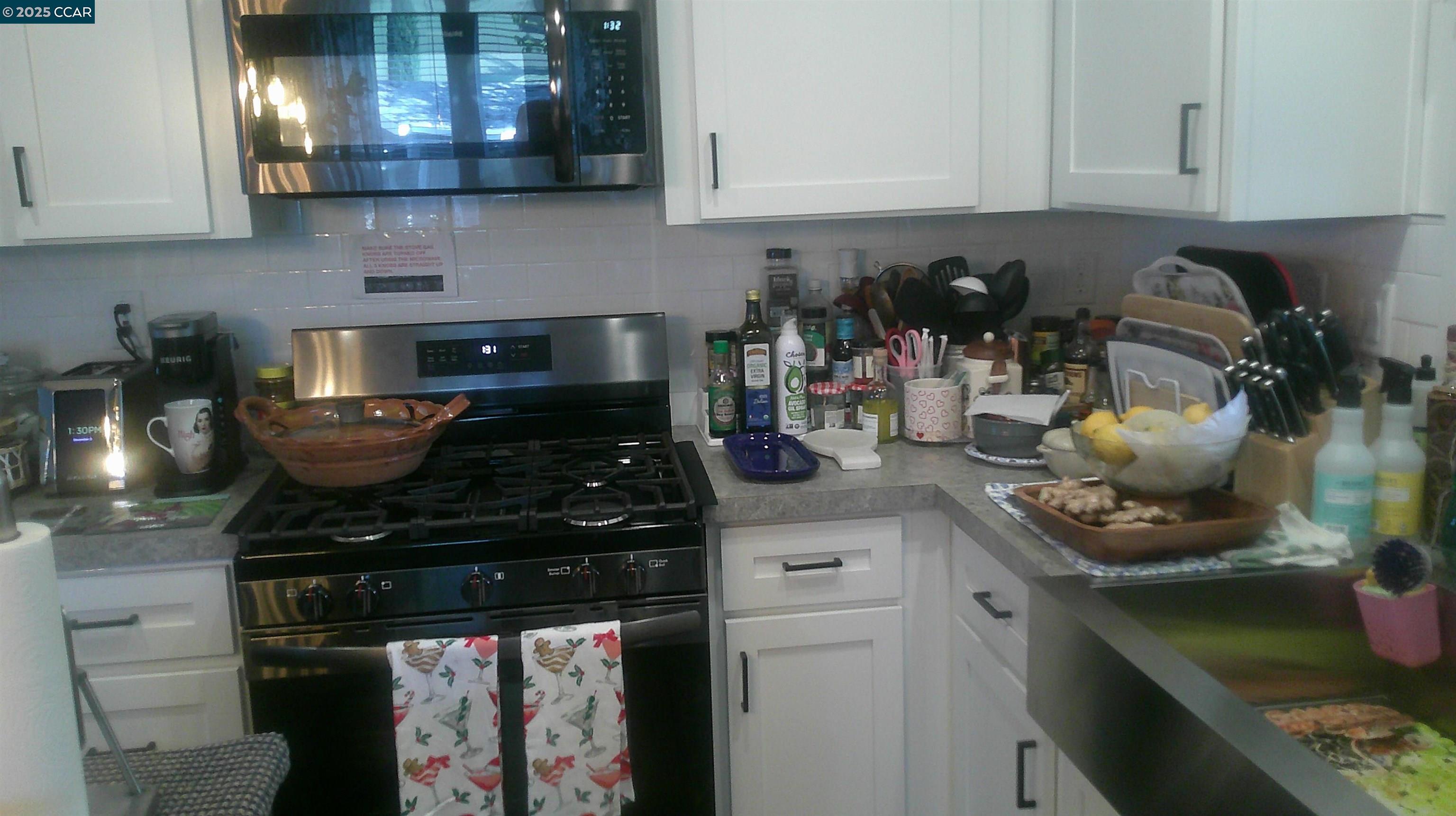 16711 Marsh Creek Road, Unit 161 Clayton, CA 94517 - Photo 4 of 25 a kitchen with a stove and cabinets