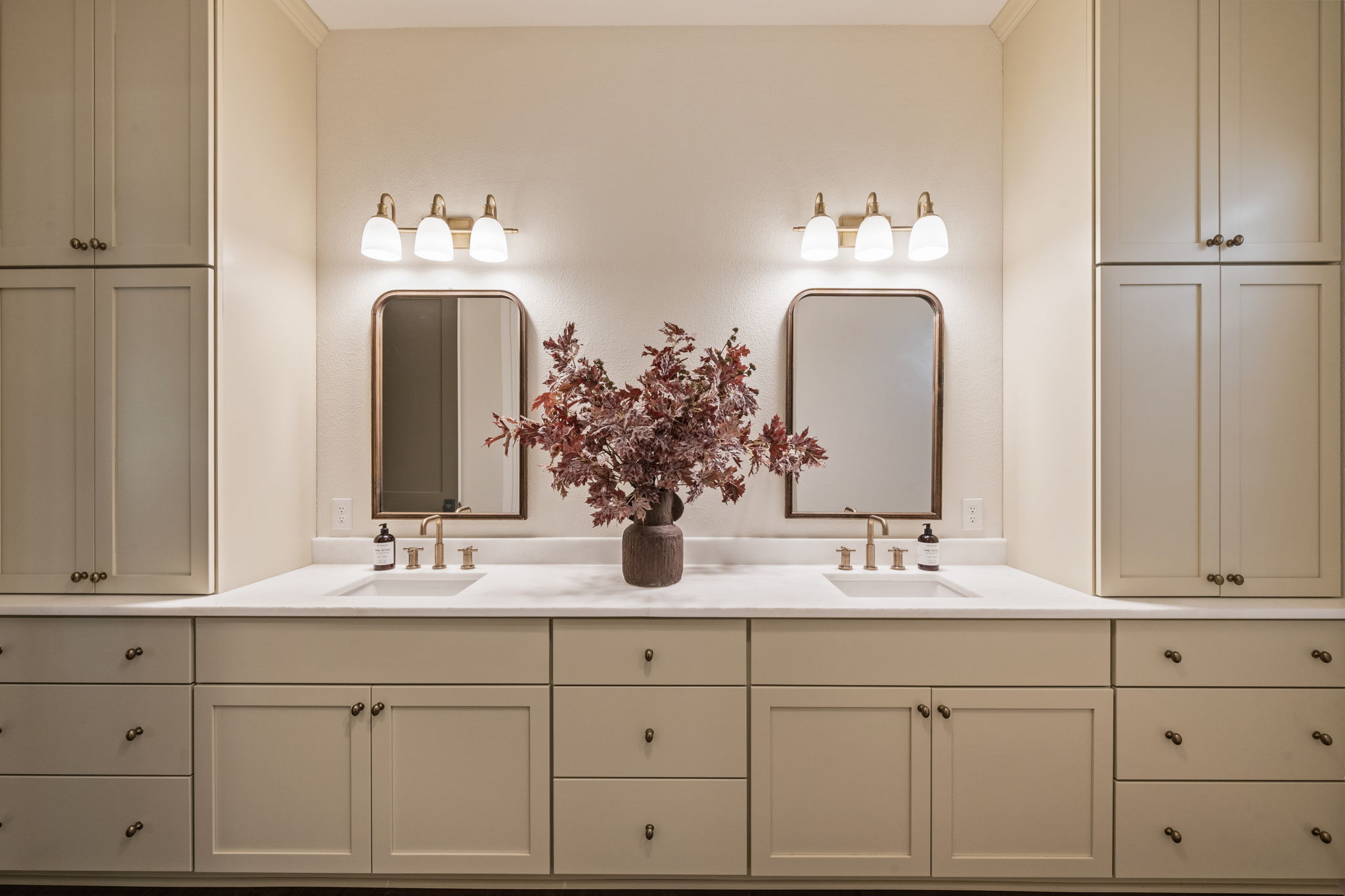 118 Cold Springs Drive Georgetown, TX 78633 - Photo 27 of 40 Dual vanity with integrated sinks and sleek brass fixtures enhances this well-appointed bath.