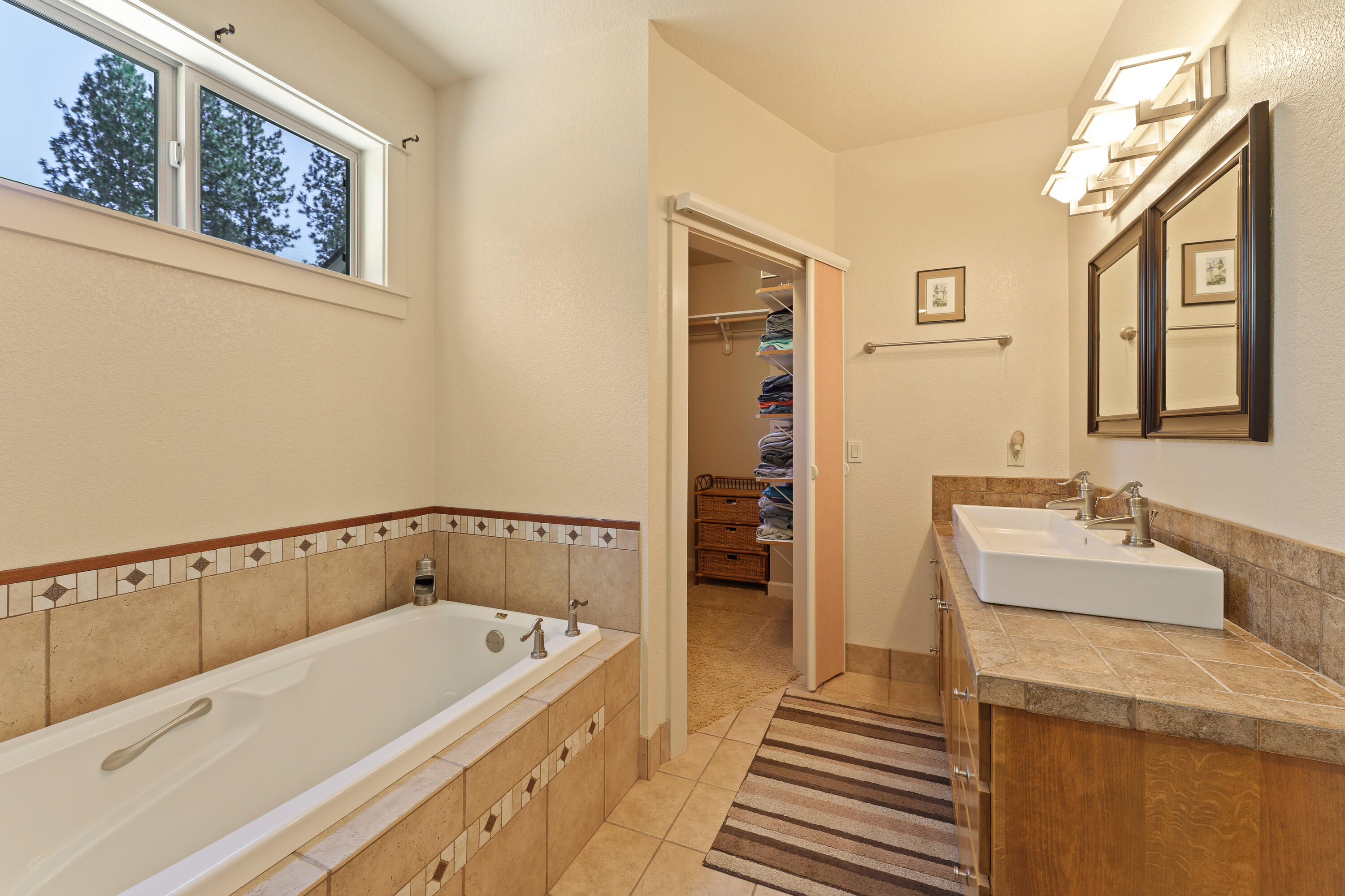 19236 Kiowa Road Bend, OR 97702 - Photo 23 of 52 a bathroom with a tub sink and mirror
