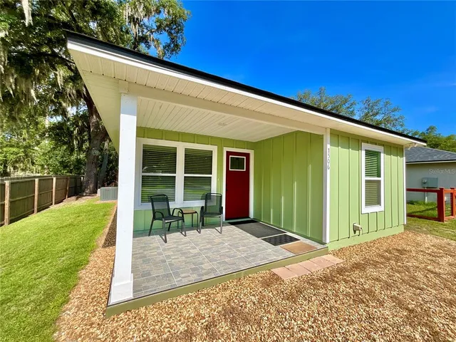 a view of a house with backyard and garden