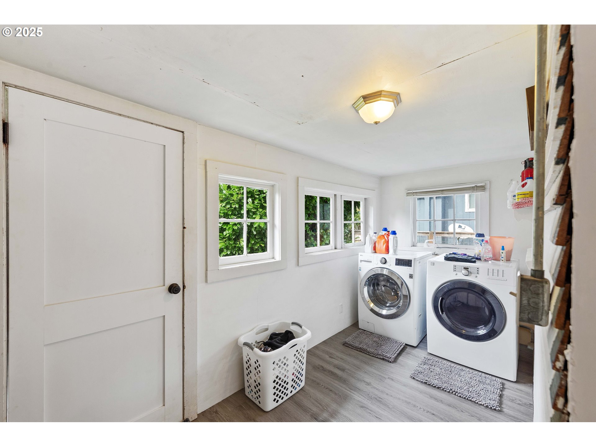 3236 Sheridan Avenue North Bend, OR 97459 - Photo 10 of 20 a view of living room washer and dryer