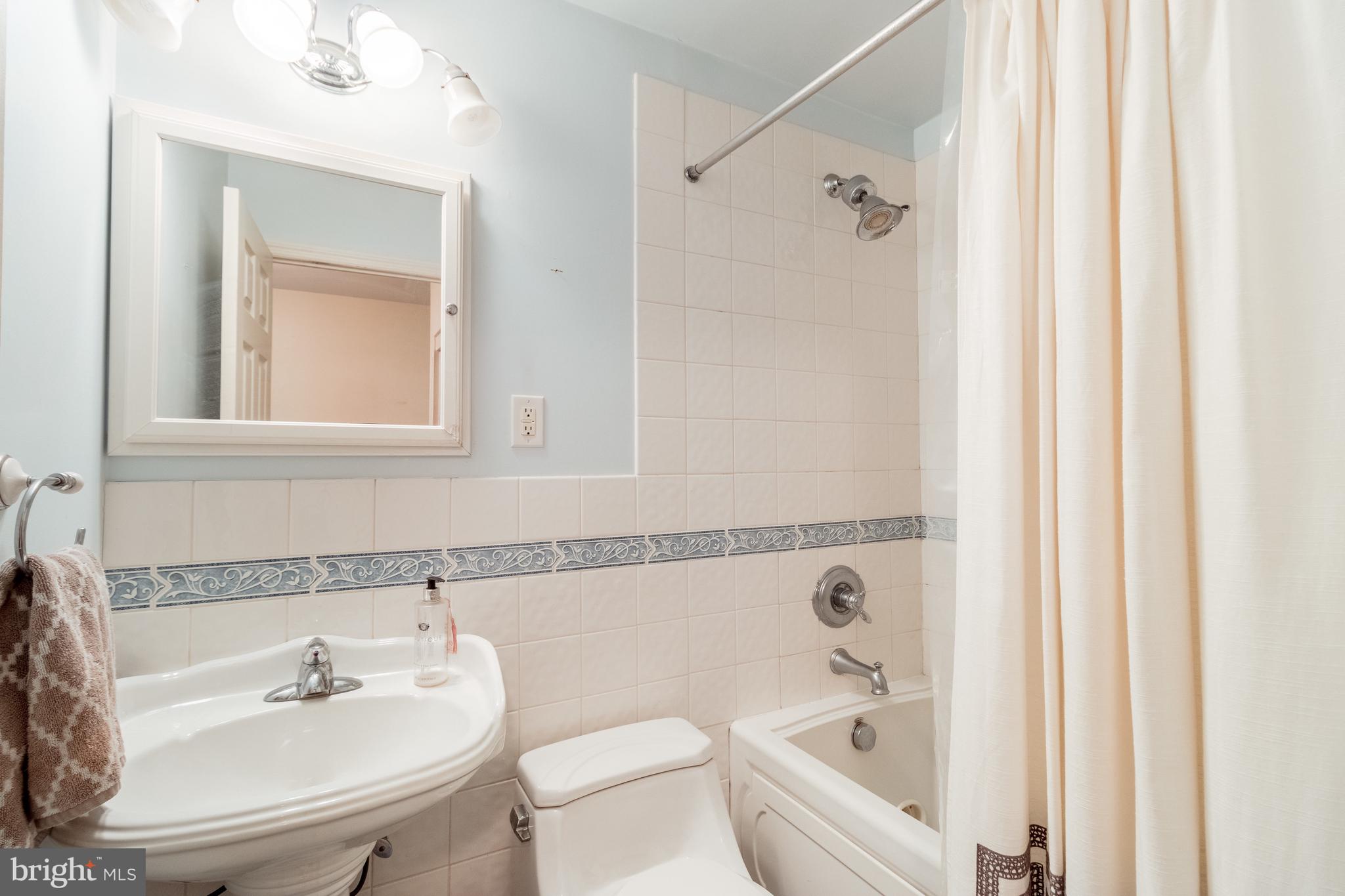 1420 Athens Road Wilmington, DE 19803 - Photo 15 of 23 Full shared bath in the upper hall