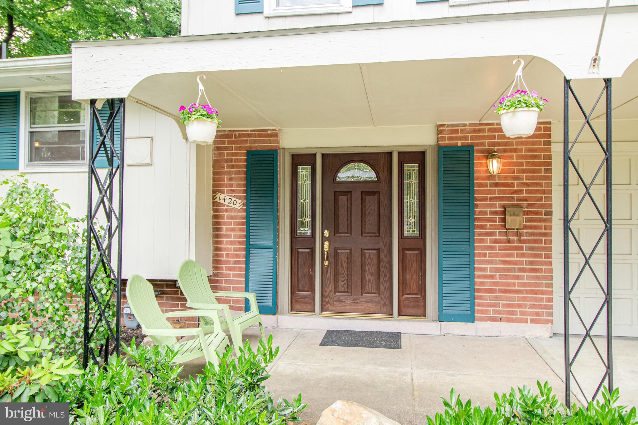Nice covered front porch creates great curb appeal