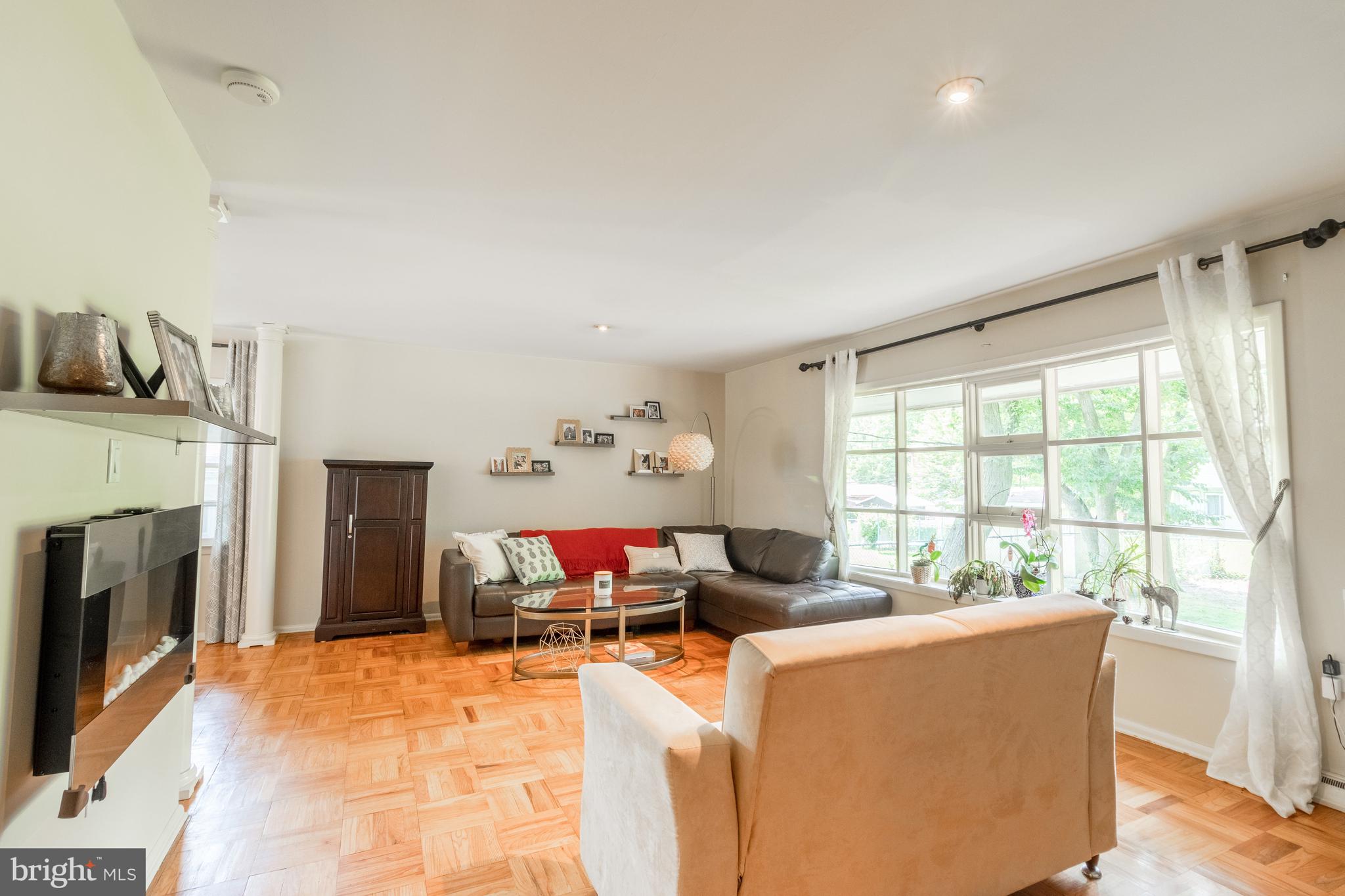 Spacious and bright living rm w/ refinished floors