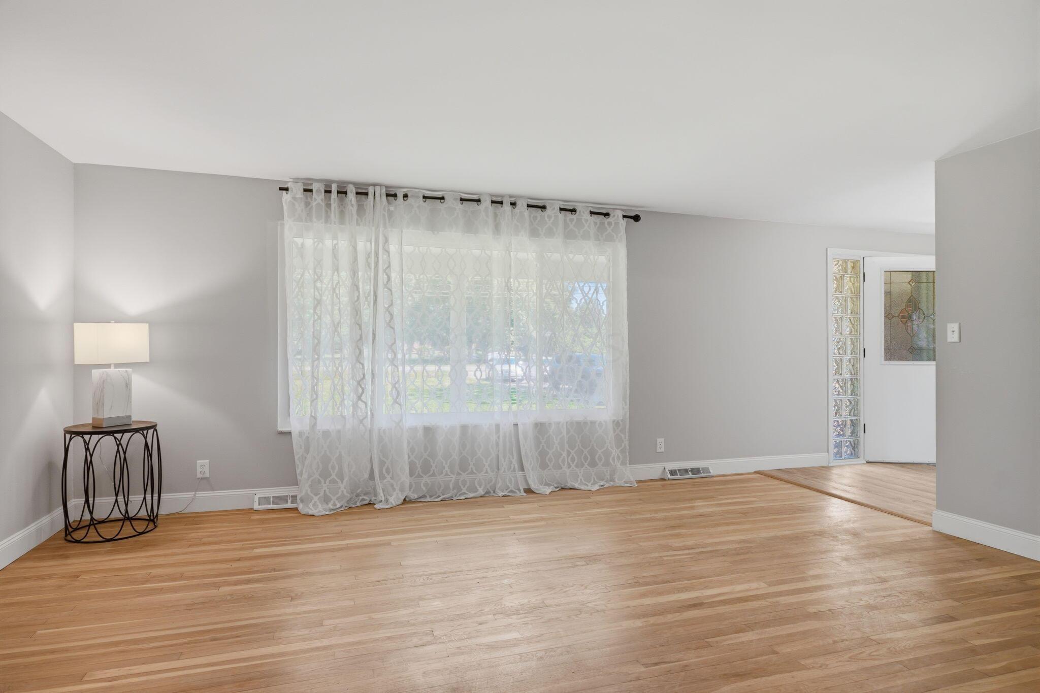 2547 McCutcheon Road Columbus, OH 43219 - Photo 5 of 55 living room