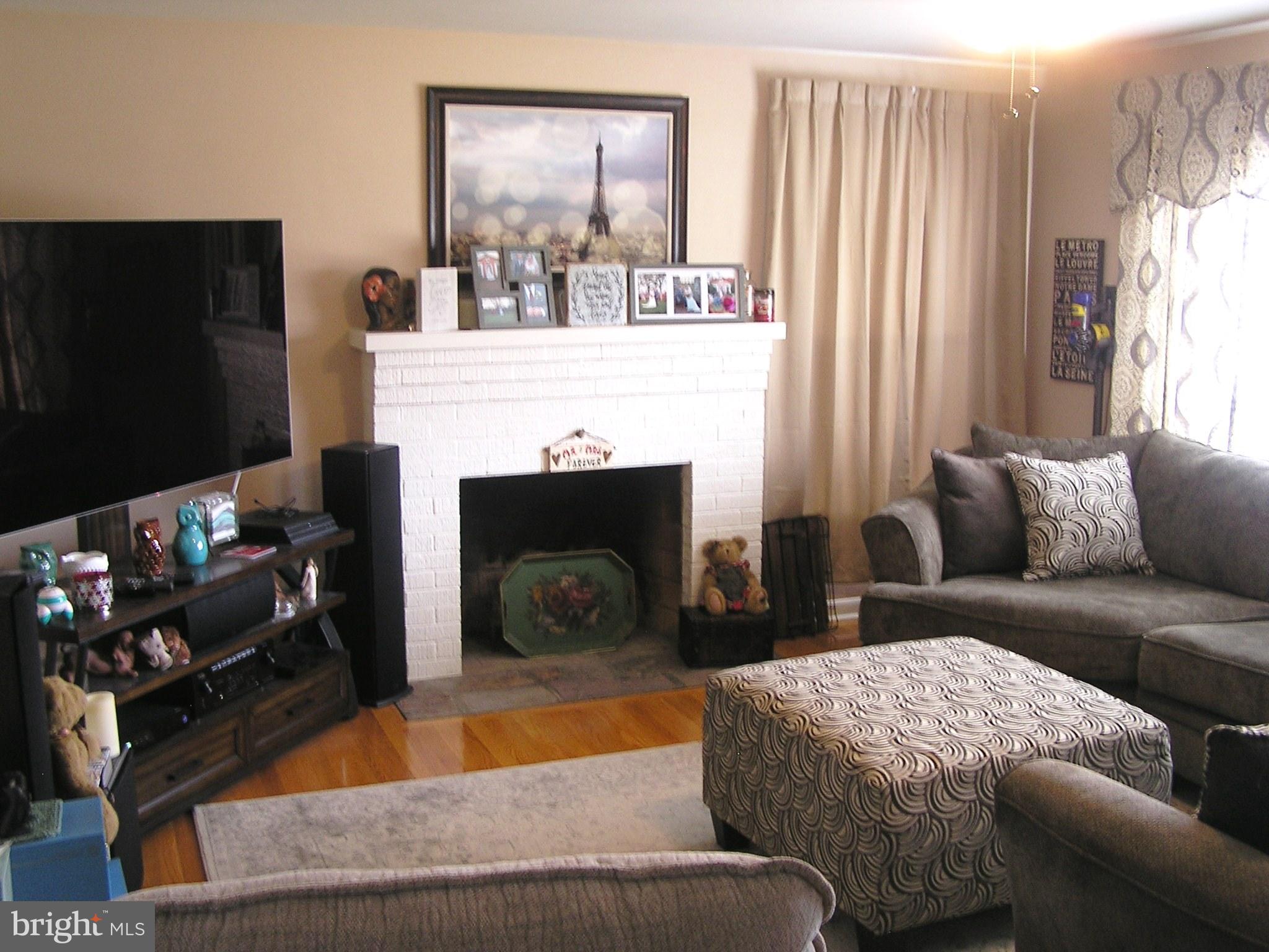 408 Beechcroft Road Winchester, VA 22601 - Photo 3 of 21 Living Room