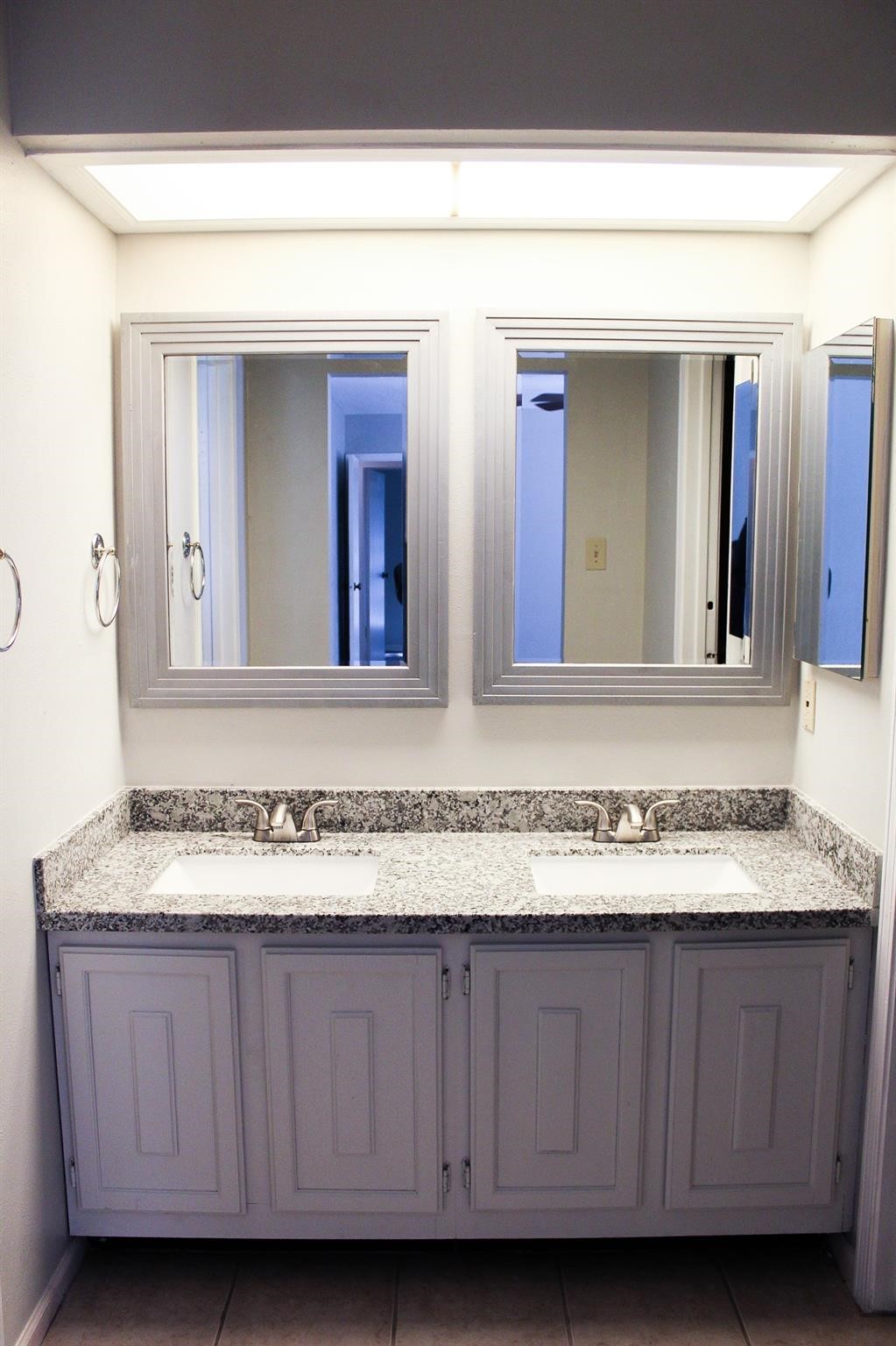 39 South White Pebble Court Spring, TX 77380 - Photo 3 of 6 a view of a sink and a mirror