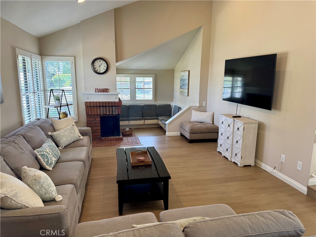 17 Fallbrook Irvine, CA 92604 - Photo 2 of 31 Living Room
