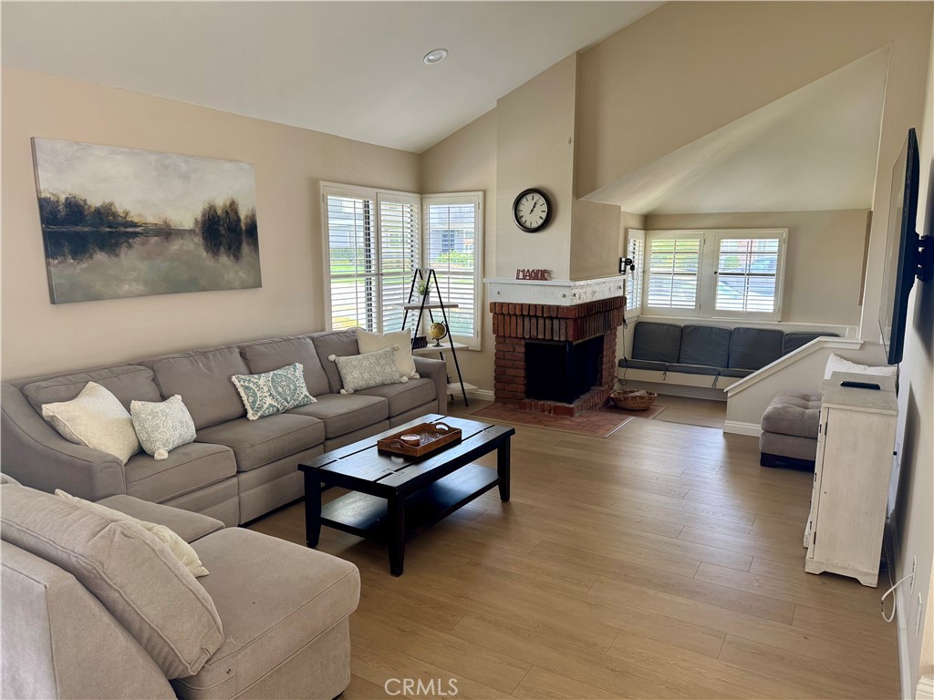 17 Fallbrook Irvine, CA 92604 - Photo 3 of 31 Living Room