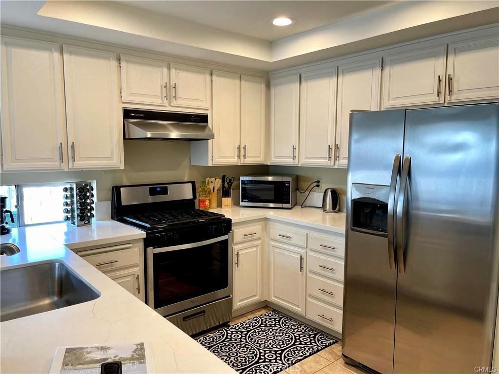 17 Fallbrook Irvine, CA 92604 - Photo 5 of 31 Ktichen