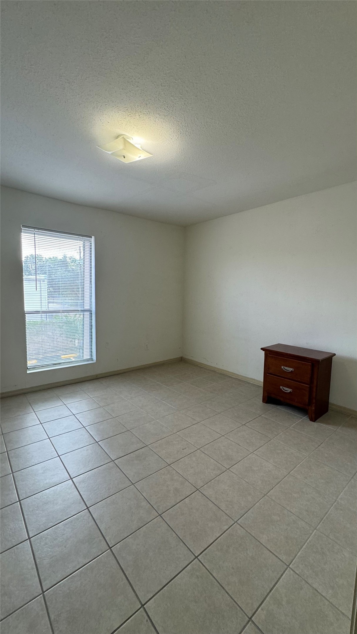 10802 Kingspoint Road Houston, TX 77075 - Photo 16 of 18 an empty room with windows