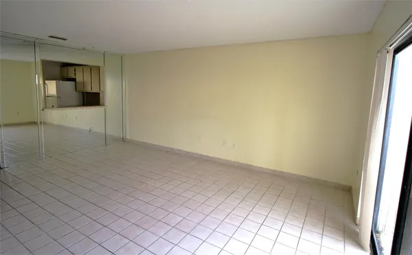 $2,300 | 9477 Palm Circle, Pembroke Pines, FL 33025