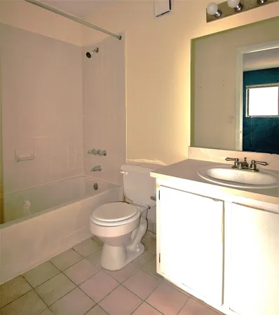 $2,300 | 9477 Palm Circle, Pembroke Pines, FL 33025