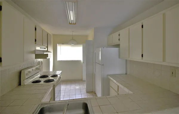 $2,300 | 9477 Palm Circle, Pembroke Pines, FL 33025