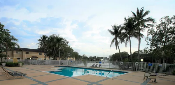 $2,300 | 9477 Palm Circle, Pembroke Pines, FL 33025