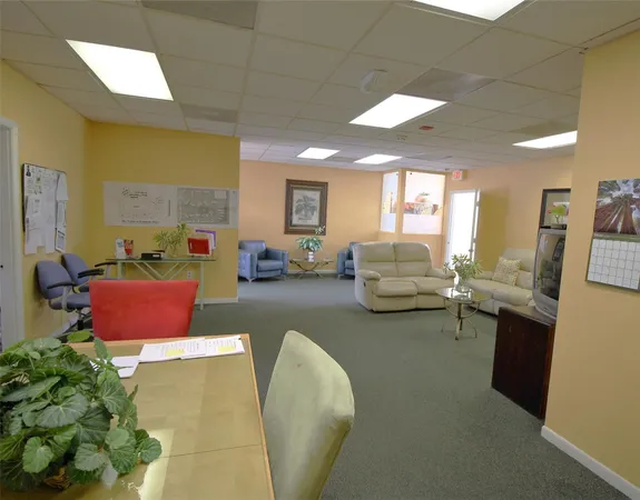 $2,300 | 9477 Palm Circle, Pembroke Pines, FL 33025