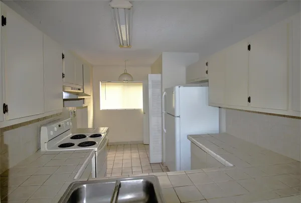 $2,300 | 9477 Palm Circle, Pembroke Pines, FL 33025