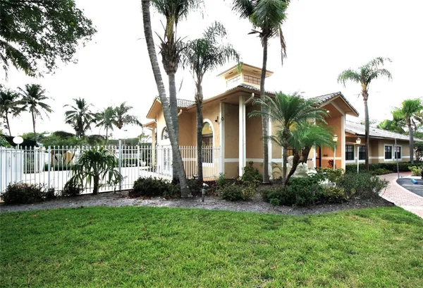 $2,300 | 9477 Palm Circle, Pembroke Pines, FL 33025