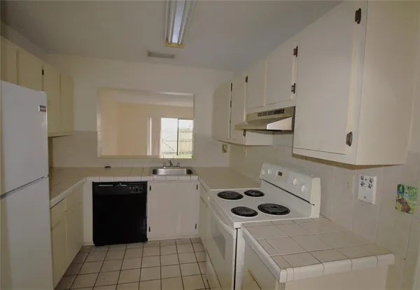 $2,300 | 9477 Palm Circle, Pembroke Pines, FL 33025