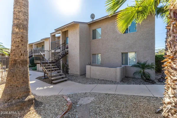 a view of a house with backyard and plants