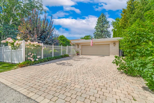 $1,899,000 | N2297 West Main Road, Linn, WI 53147