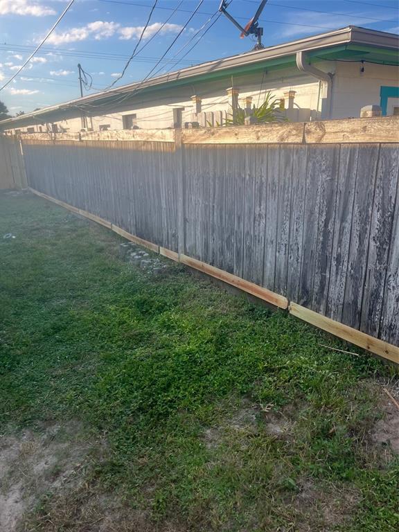 461 South Brevard Avenue, Unit 18 Cocoa Beach, FL 32931 - Photo 22 of 24 a backyard of a house