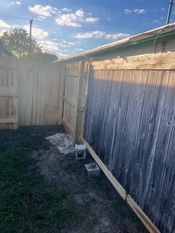 a view of a backyard