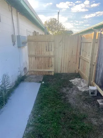 a view of backyard with tub
