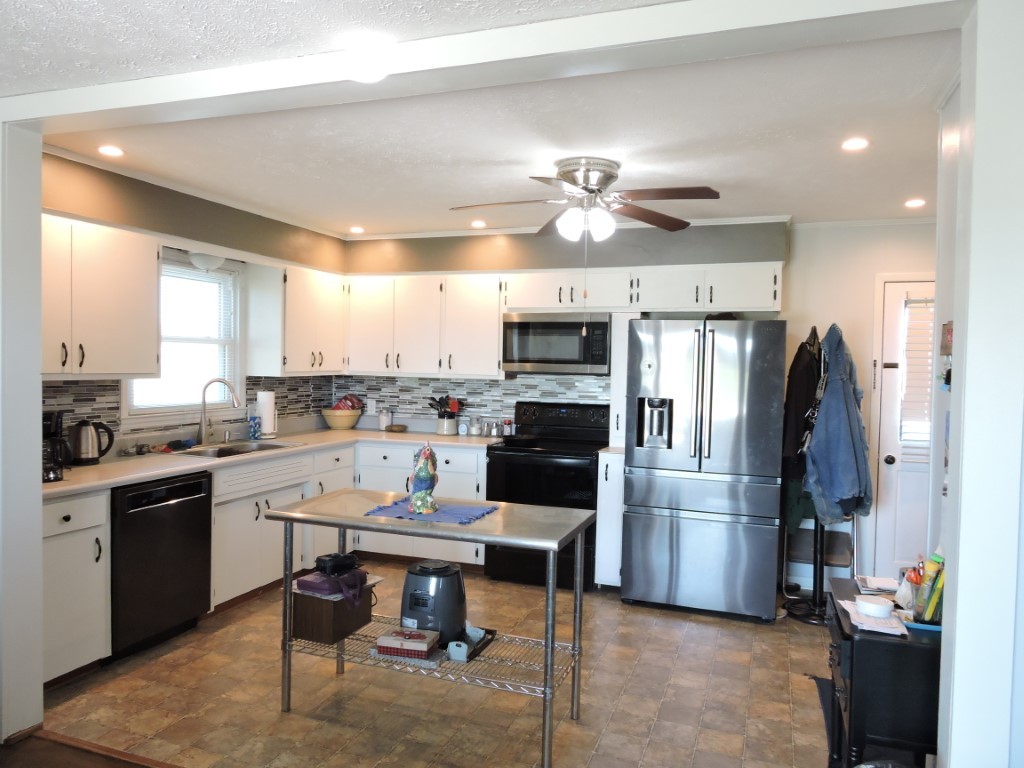 166 Sixteenth Model Road Manchester, TN 37355 - Photo 6 of 17 a kitchen with cabinets and stainless steel appliances