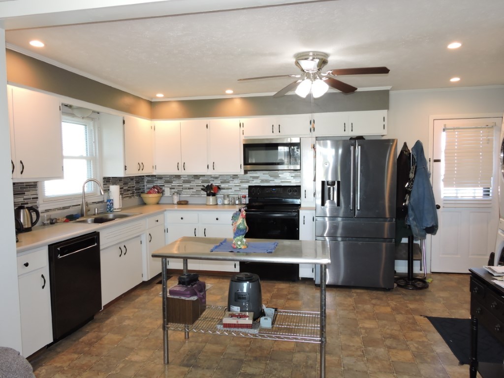 166 Sixteenth Model Road Manchester, TN 37355 - Photo 7 of 17 a kitchen with stainless steel appliances a refrigerator sink and microwave