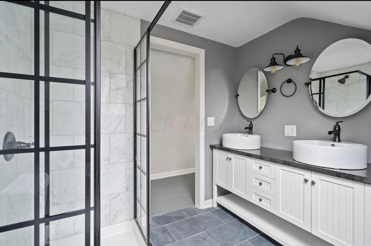 2064 Zollinger Road Upper Arlington, OH 43221 - Photo 4 of 8 OVERSIZED MASTER SUITE
