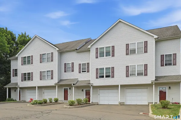 $389,000 | 11 Mannions Lane, Unit 8, Danbury, CT 06810
