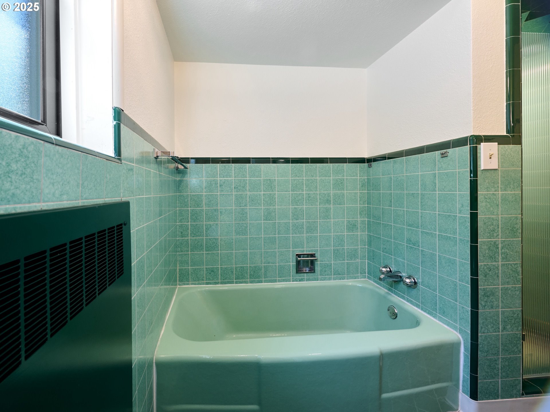 790 Southeast Webber Street, Unit 401 Portland, OR 97202 - Photo 30 of 43 a bathroom with a bathtub