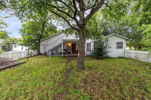 a view of a house with backyard and garden