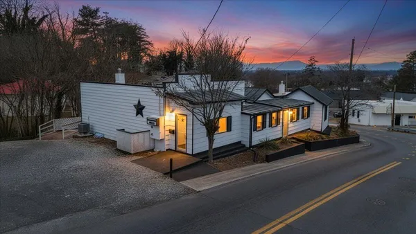 a view of a house with a yard