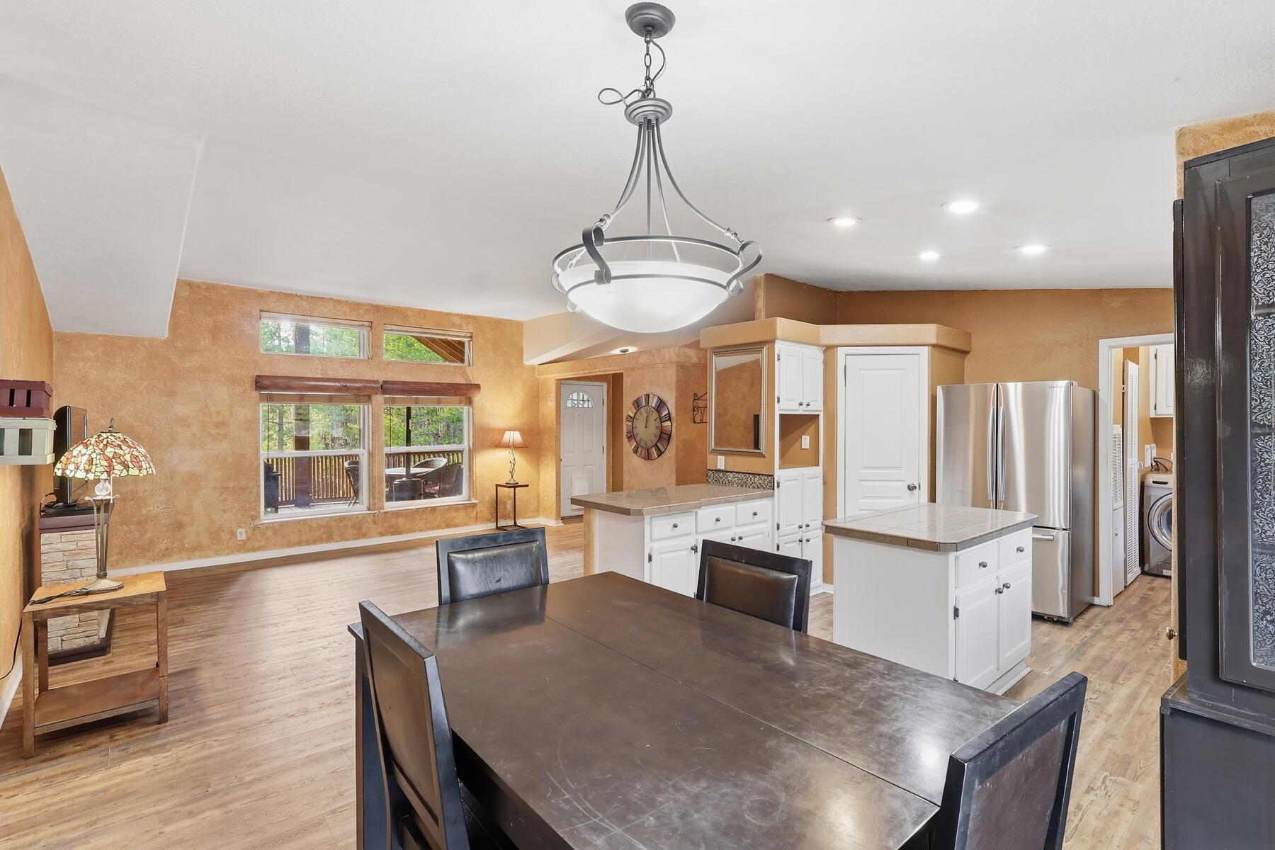 19140 Springfield Court Crescent Lake, OR 97733 - Photo 13 of 50 23_dining area