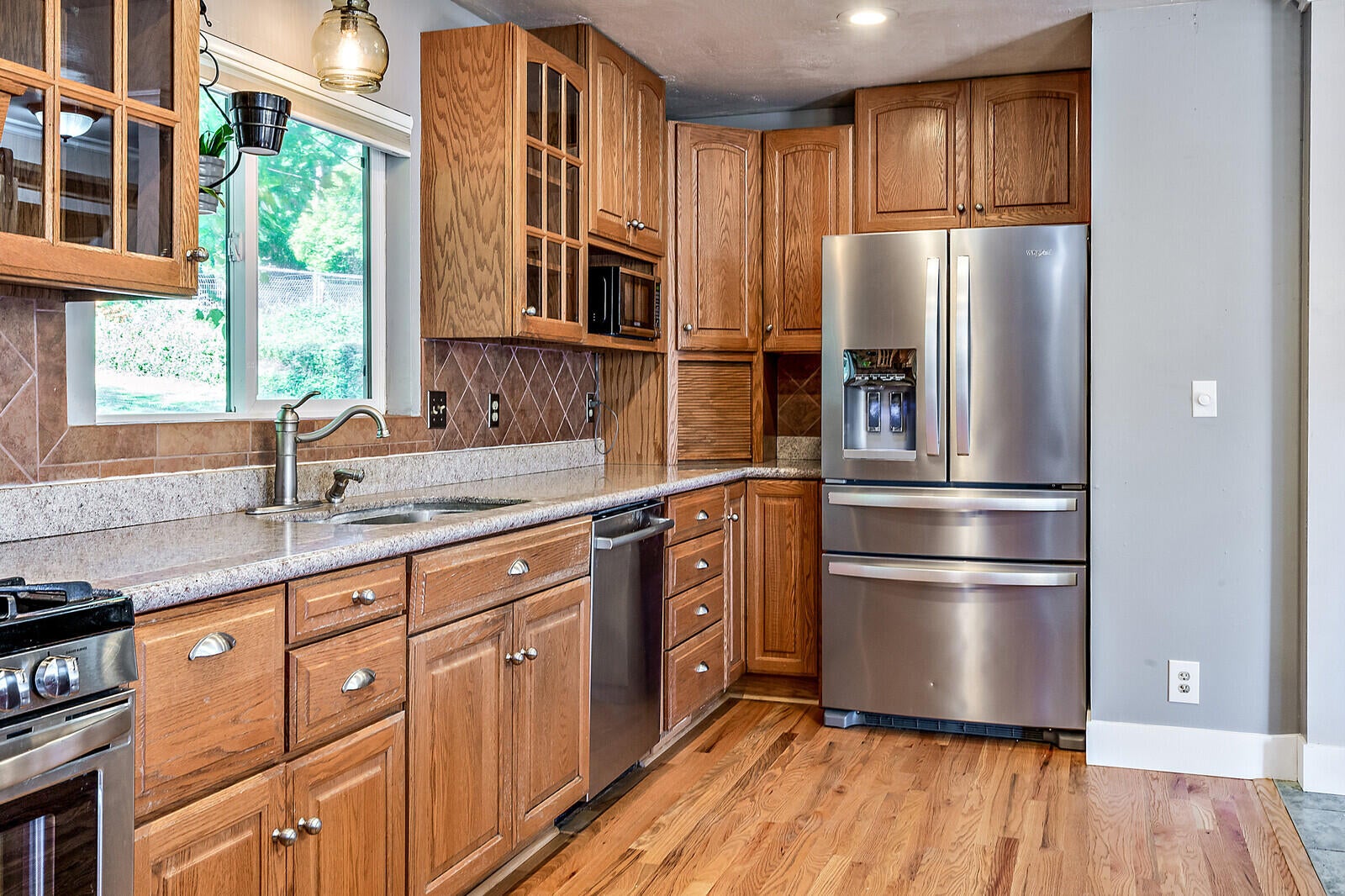 221 Larkin Road Grants Pass, OR 97527 - Photo 7 of 43 28_LR_28_mls