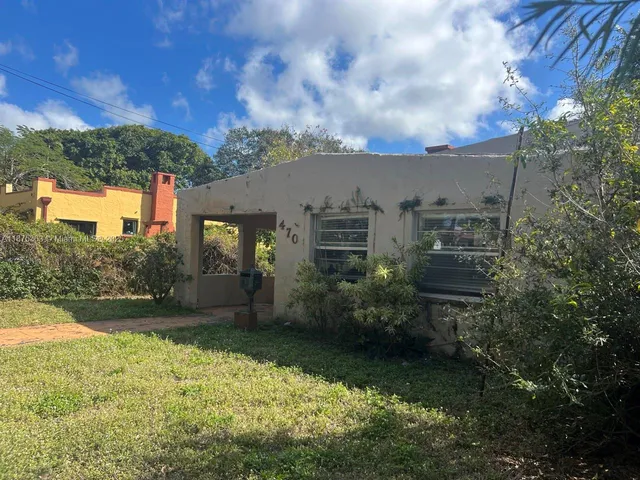 a view of a yard in front of house