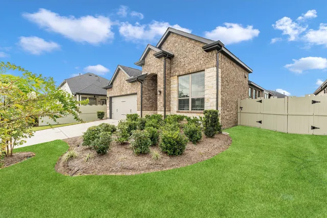 a view of a front of house with a yard