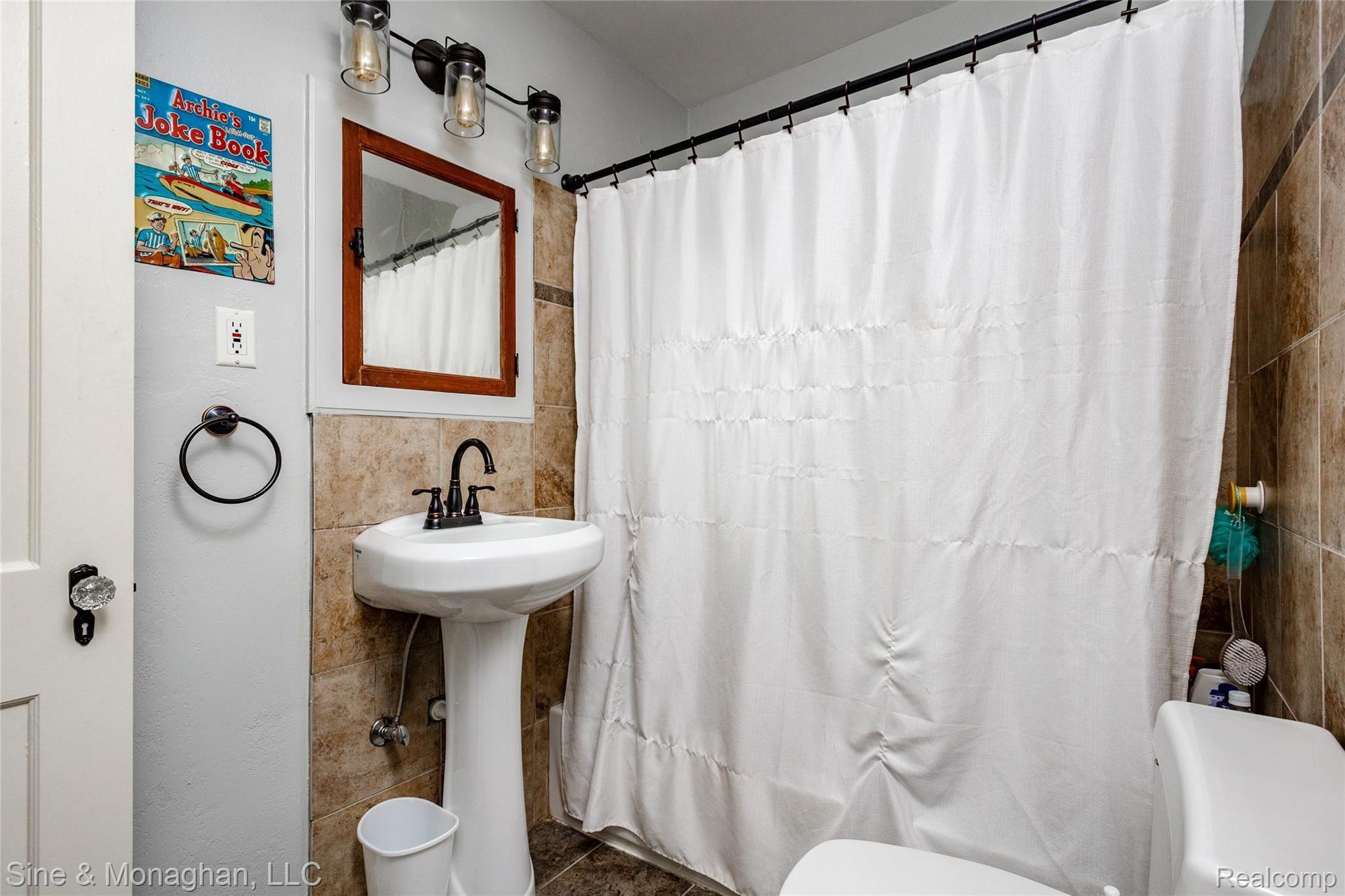 776 Trombley Road Grosse Pointe, MI 48230 - Photo 48 of 78 776 Trombley L042.jpg