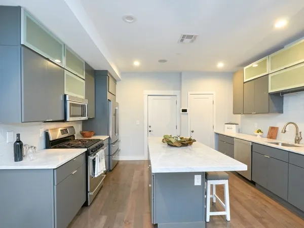 $3,895 | 186-188 Paris Street, Unit 5, Boston, MA 02128