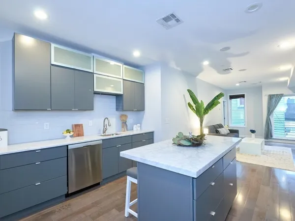 $3,895 | 186-188 Paris Street, Unit 5, Boston, MA 02128