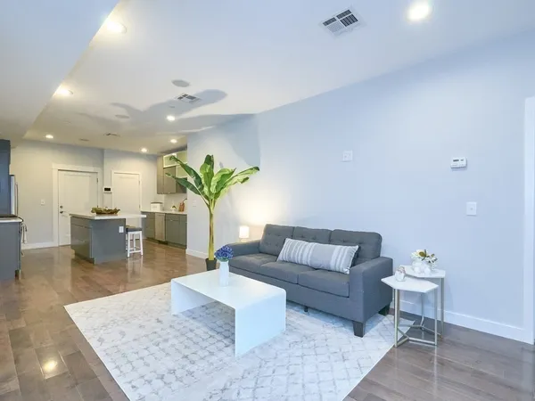 $3,895 | 186-188 Paris Street, Unit 5, Boston, MA 02128