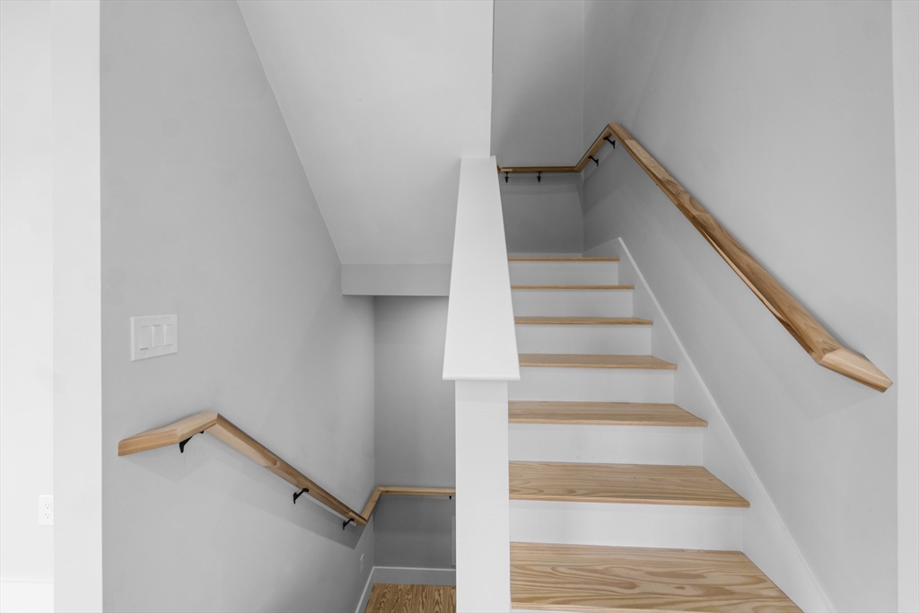 889-895 Grinnell Street, Unit 2 Fall River, MA 02721 - Photo 20 of 42 a view of entryway