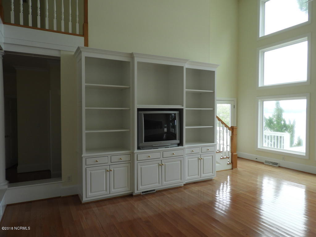 64 Cool Point Road Bath, NC 27808 - Photo 11 of 31 54 LIVINGROOM