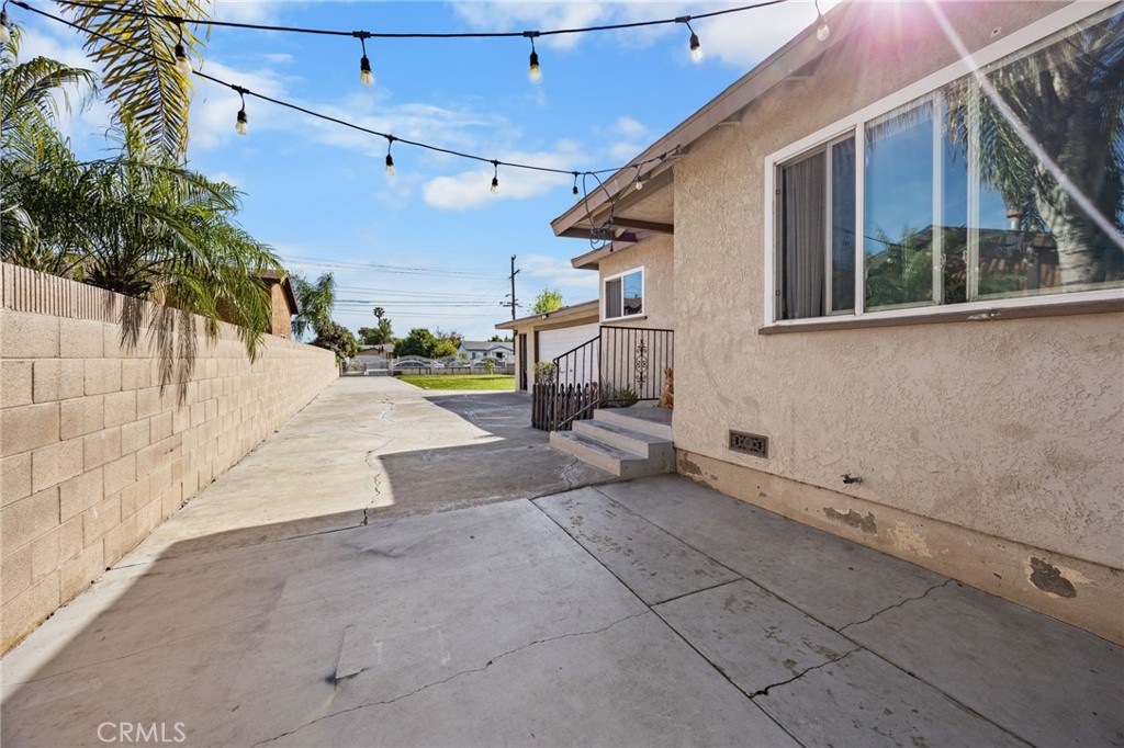 435 East Adams Street Santa Ana, CA 92707 - Photo 19 of 32 a view of a backyard