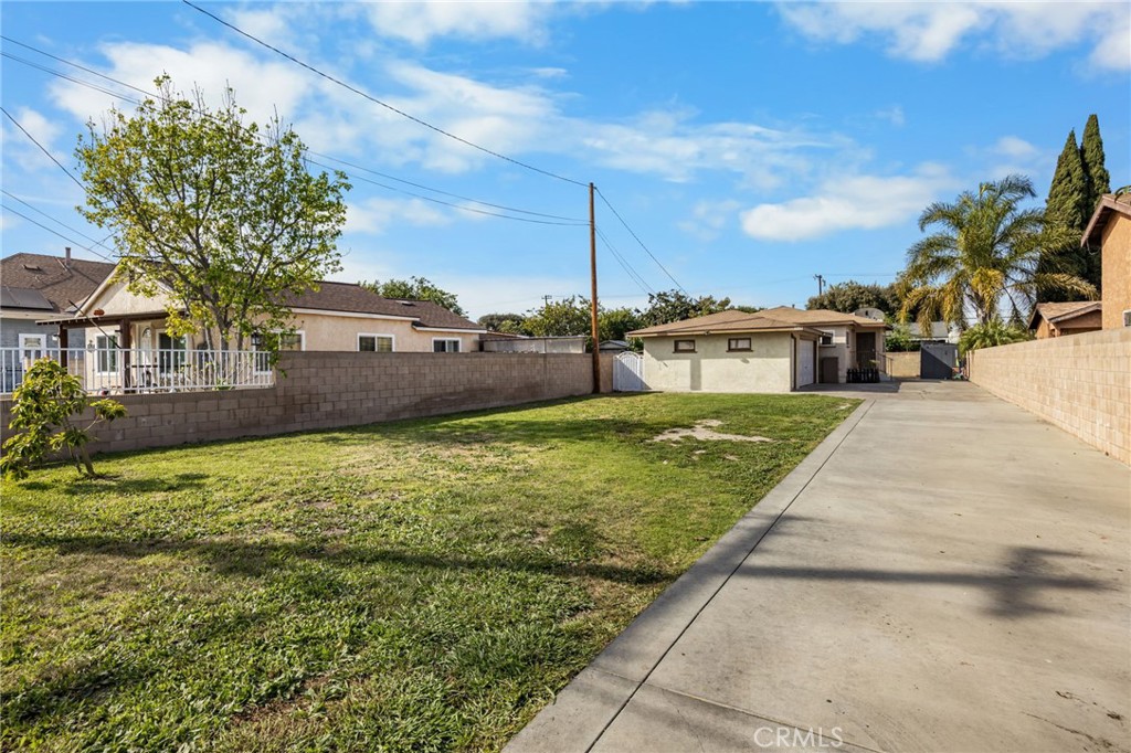 435 East Adams Street Santa Ana, CA 92707 - Photo 24 of 32 a view of a house with a yard