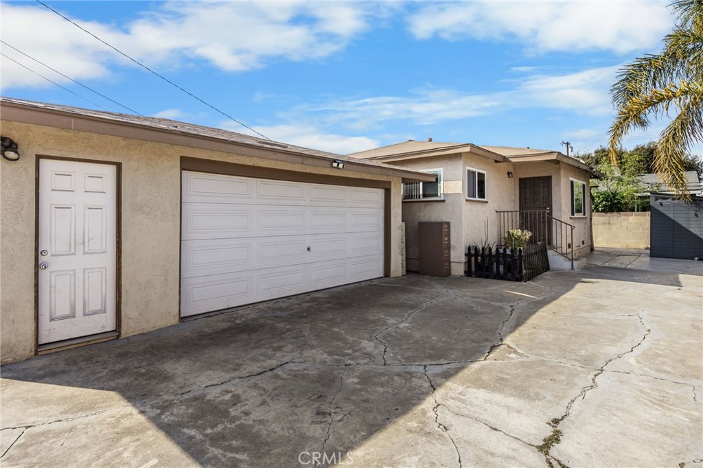 435 East Adams Street Santa Ana, CA 92707 - Photo 4 of 32 a view of a house with backyard