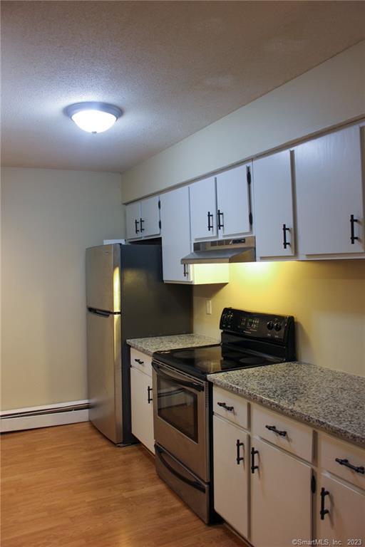 60 Old Town Road, Unit 171 Vernon, CT 06066 - Photo 6 of 30 a kitchen with a stove a microwave and refrigerator